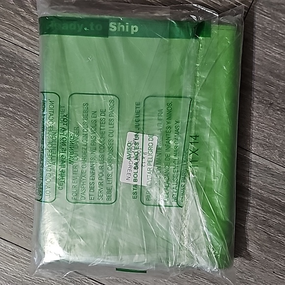 Other - Nwt 100 green 9x12 poly mailers
